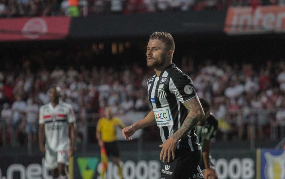 O líder Santos caiu neste sábado ao ser derrotado por 3 a 2 pelo São Paulo, no Morumbi, na abertura da 14ª rodada do Campeonato Brasileiro. Os homens de frente do Peixe não conseguiram se impor, especialmente no 2º tempo, mas Sasha teve boa atuação, além de ter marcado um gol. Confira as notas do Peixe do LANCE! (por Carlos Bandeira de Mello)