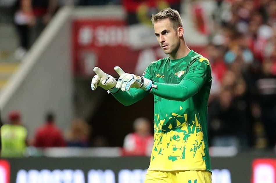 Em Portugal, goleiro brasileiro salva equipe de derrota com assistência