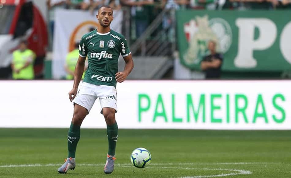 Vitor Hugo sente incômodo no abdômen e vira dúvida no Palmeiras