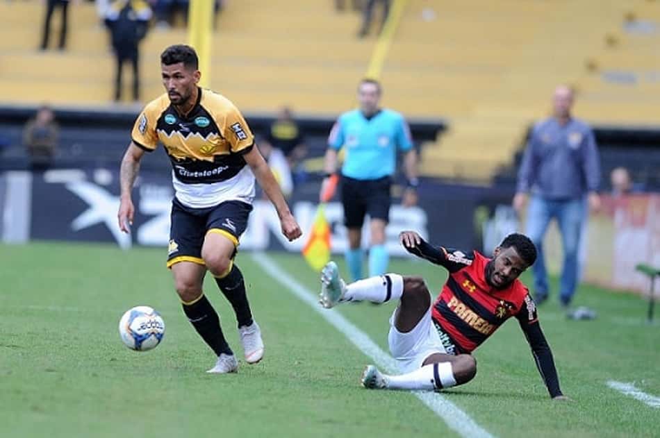 Lateral do Criciúma comemora vitória sobre Sport, mas já pensa no Londrina