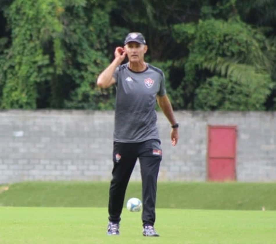 Oficial: Carlos Amadeu é demitido do comando do Vitória