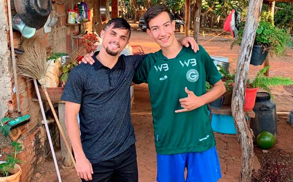 Destaque do Goiás, Michael surpreende torcedor com visita