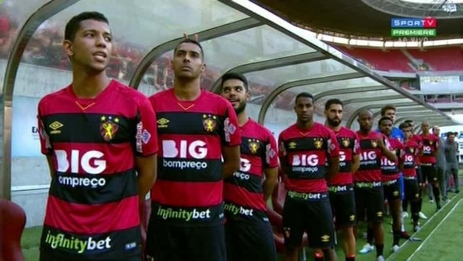 Jogador do Sport se irrita com 'chifrinho' durante o hino nacional