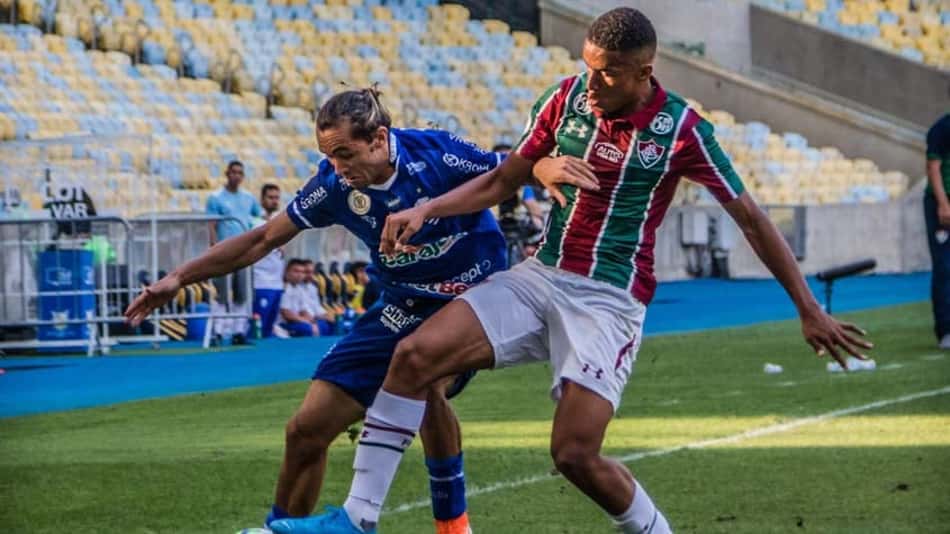 VÍDEO: Torcida do CSA tira onda com Fluminense: 'O Maraca é nosso!'