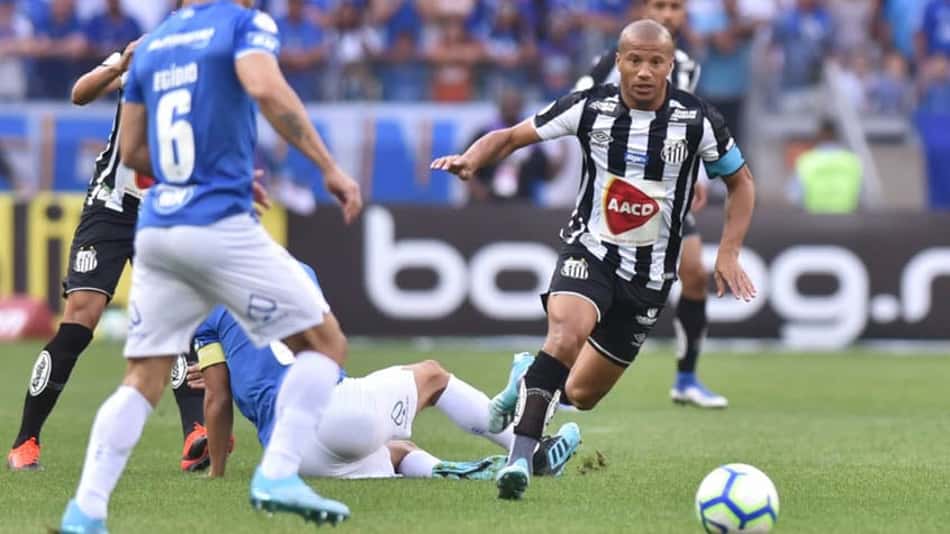 O líder Santos foi derrotado neste domingo, no Mineirão, por 2 a 0 pelo Cruzeiro, pelo Campeonato Brasileiro. O Peixe foi muito prejudicado pela expulsão de seu zagueiro Gustavo Henrique logo no primeiro lance. O defensor recebeu a pior nota. Já o goleiro Everson foi o melhor do Peixe, evitando revés ainda maior. Confira as notas do LANCE! (por Ricardo Tavares)