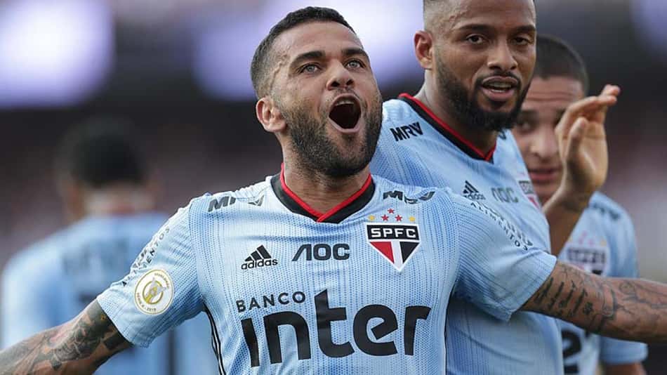 Movimentação, dribles e gol: a estreia de Daniel Alves no São Paulo