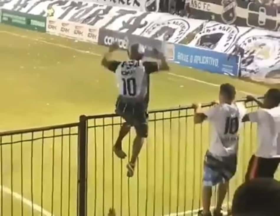 Torcedor viraliza após alambrado parecer touro mecânico; assista