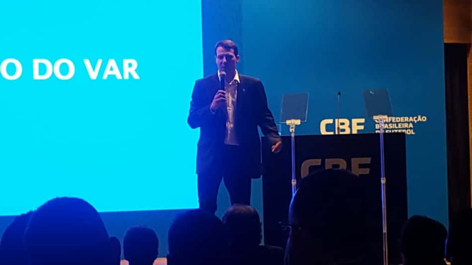 CBF divulga que espectador terá acesso à mesma imagem do VAR