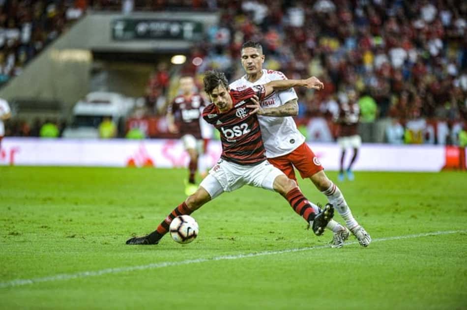 Torcida do Flamengo faz pedido para Rodrigo Caio: 'Tira o Guerrero do bolso'