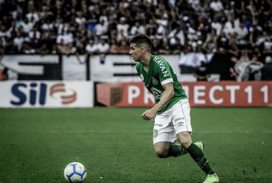 Régis aprova experiência no profissional da Chape: 'Procuro absorver ao máximo'