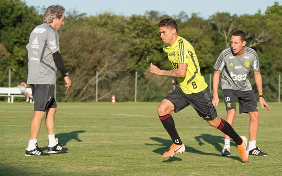 Cuéllar mantém silêncio e situação do volante no Flamengo segue indefinida