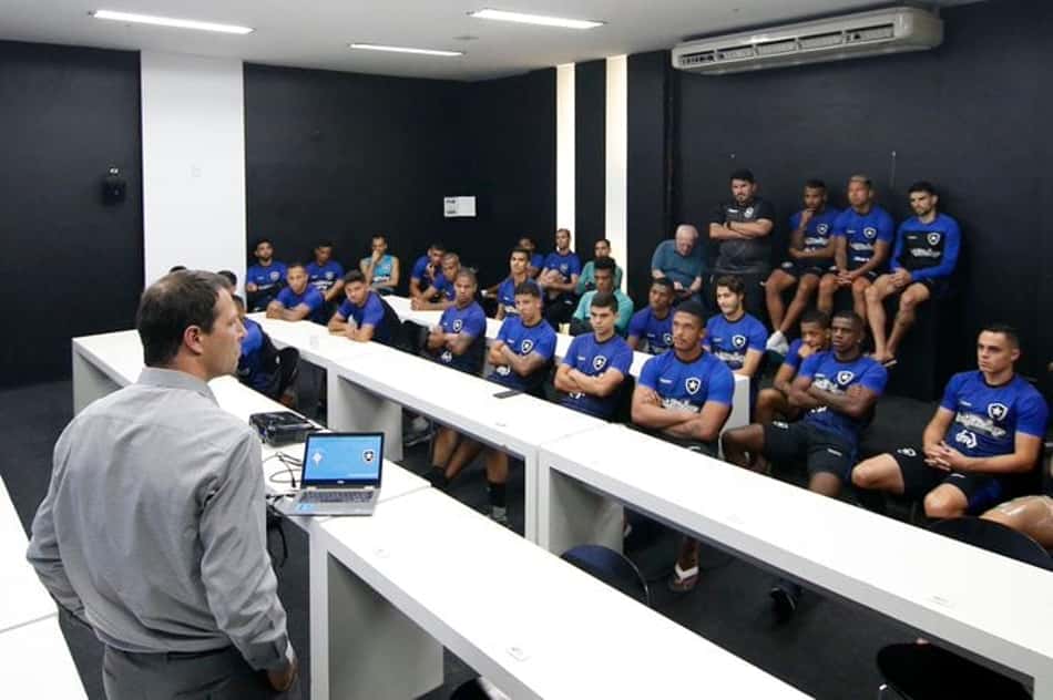 Botafogo é primeiro clube a receber visita de chefe da arbitragem da CBF