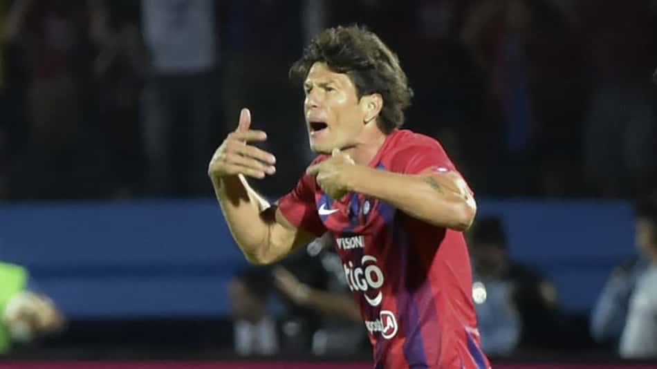 Com futuro incerto, atacante pressiona diretoria de gigante da América do Sul