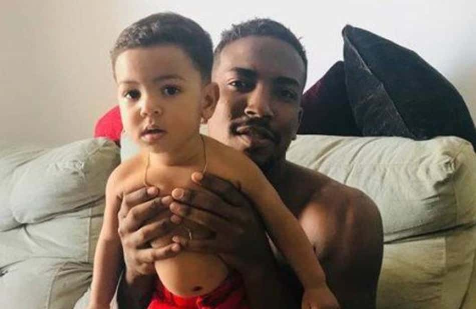 Filho de Thalles, ex-Vasco, reconhece camisa do pai em vídeo emocionante