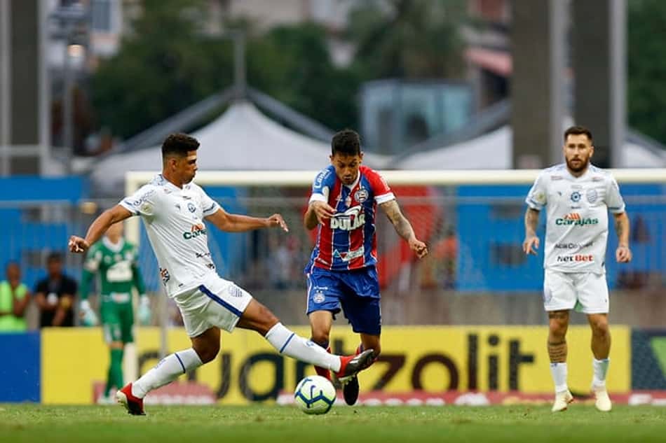 Em duelo agitado, Bahia vence o CSA e cola no G-6 do Brasileirão