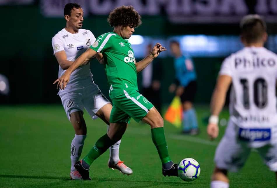 Técnico da Chapecoense reclama da arbitragem: 'Sofremos um gol irregular'