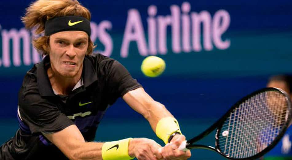 Rublev vence em Barcelona, mas reprova atuação: 'Estou com raiva'