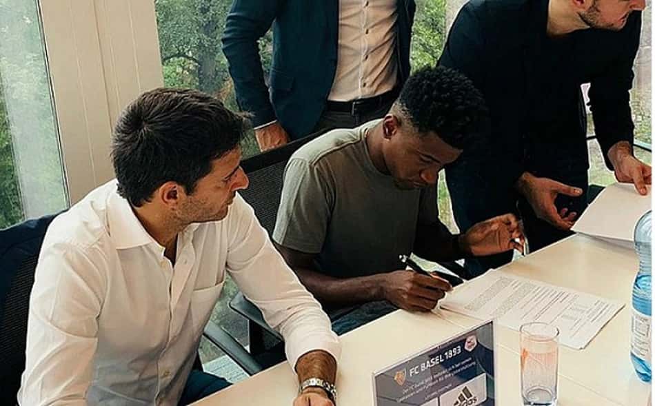 Basel, da Suíça, formaliza contratação do meio-campista Eric Ramires