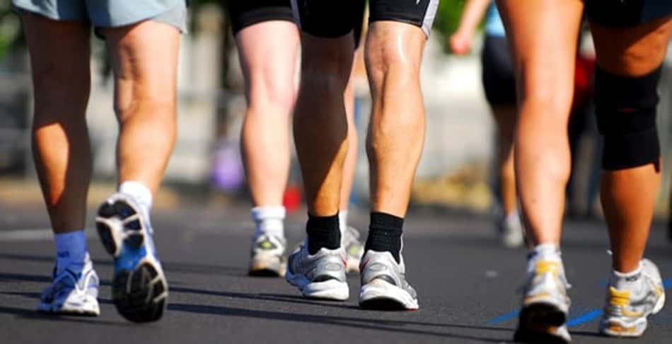 Caminhar 30 minutos por dia cinco vezes por semana traz bons benefícios para prevenir doenças cardíacas, diabetes, depressão e alguns tipos de câncer. (Divulgação)