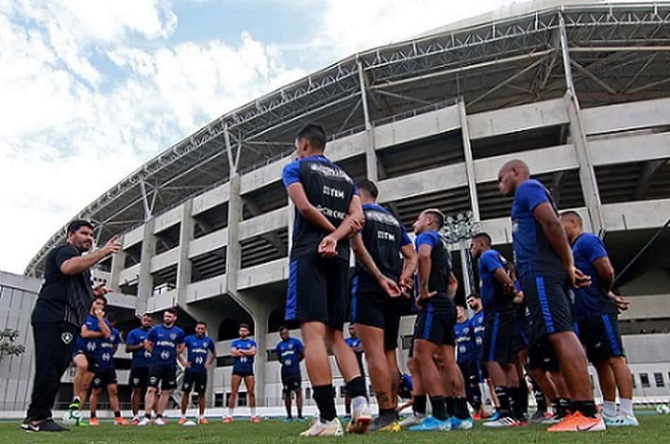 Cestas básicas de atletas são dadas aos funcionários do Nilton Santos