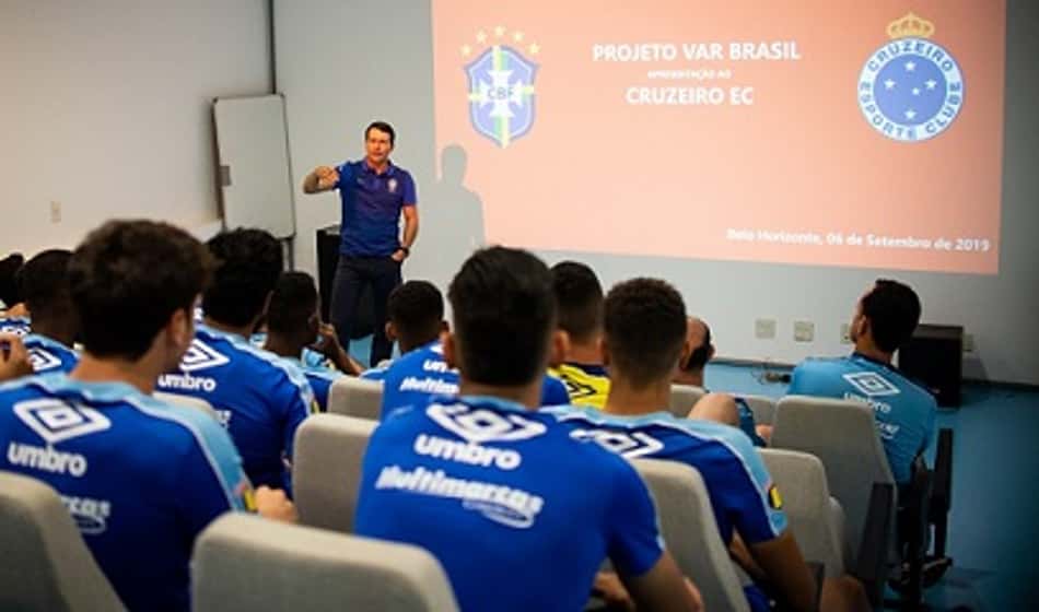 Gaciba falou o VAR para os jogadores do Cruzeiro nesta sexta-feira