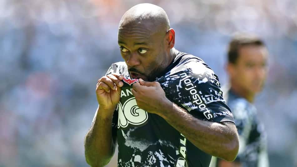 Atuando diante de sua torcida, o Corinthians chegou a abrir 2 a 0 sobre o Ceará neste sábado, mas acabou sofrendo o empate no segundo tempo. O melhor jogador do Timão no tropeço pelo Brasileiro foi Vagner Love, que anotou o segundo gol da equipe. Confira as notas do LANCE! (por Ricardo Tavares)