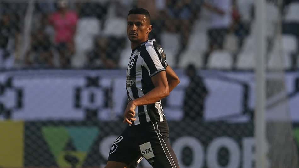 Cícero aceita redução salarial e fica no Botafogo na próxima temporada