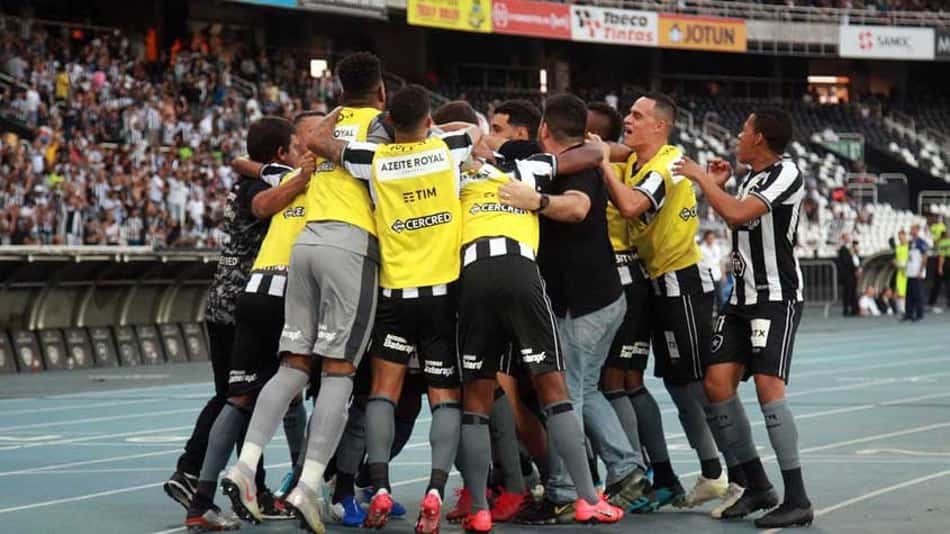 Abraçados: vitória prova que atletas e Barroca estão na mesma sintonia