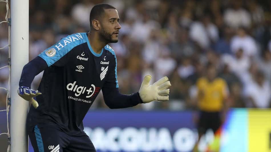 Léo projeta duelo com o Corinthians e vê o Furacão com chances de vitória