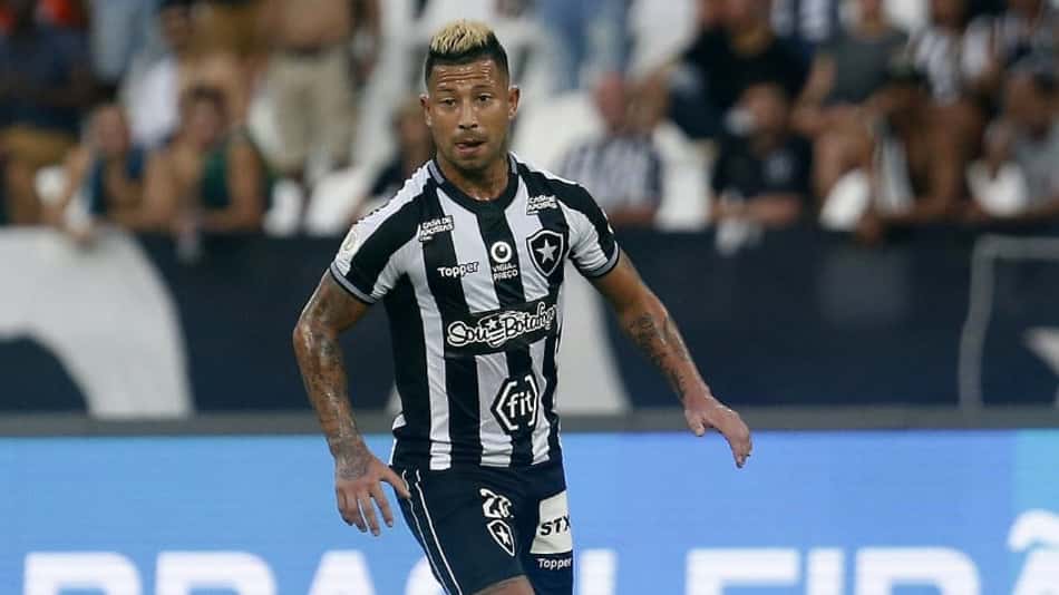 Fim do ciclo: Leo Valencia deixa o Botafogo e assina com o Colo-Colo