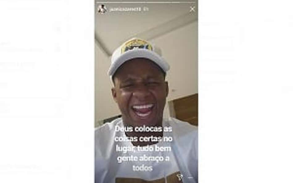 Cazares postou sorridente uma imagem de que estava tudo bem após a confusão policial