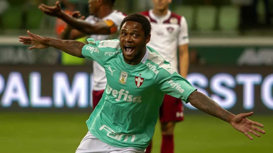 Em partida adiada pelo Brasileirão, o Palmeiras não deu chances ao Fluminense e venceu por 3 a 0, na noite desta terça-feira, no Allianz Parque. Com isso, o Verdão segue em terceiro lugar, mas agora a três pontos do líder Flamengo. O nome da partida foi Luiz Adriano, autor dos três gols da equipe contra o clube carioca. Confira as notas do LANCE! (por Gabriel Grey)