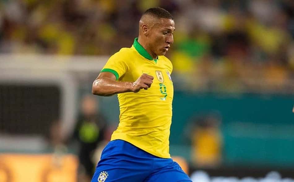 Richarlison lamenta atual momento e pede cooperação: 'É hora de pensar em quem está ao nosso lado'