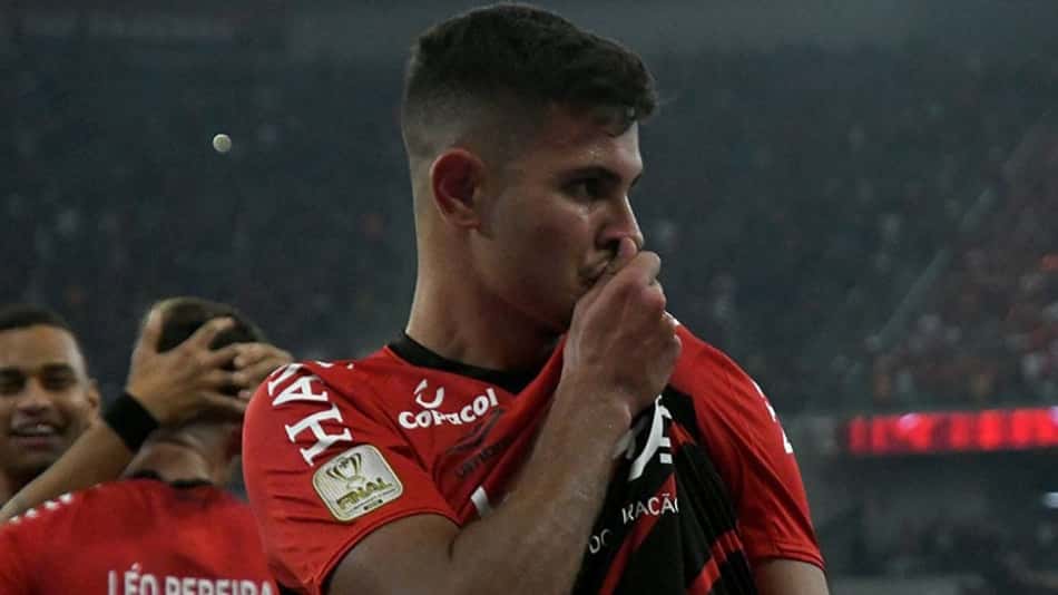 Bruno Guimarães vibra com Athletico na final e brinca com sonho do Mundial: 'Negociando o empréstimo'