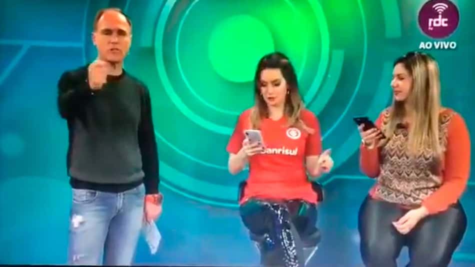 Apresentador cai em pegadinha e manda recado para 'Mecânica Simas Turbo'