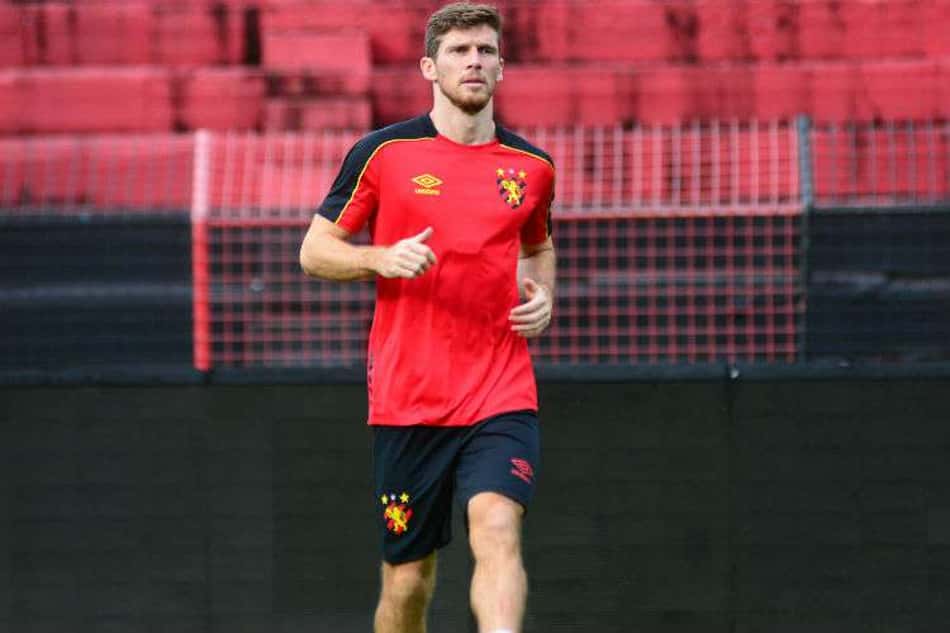 Sport negocia a renovação de Raul Prata