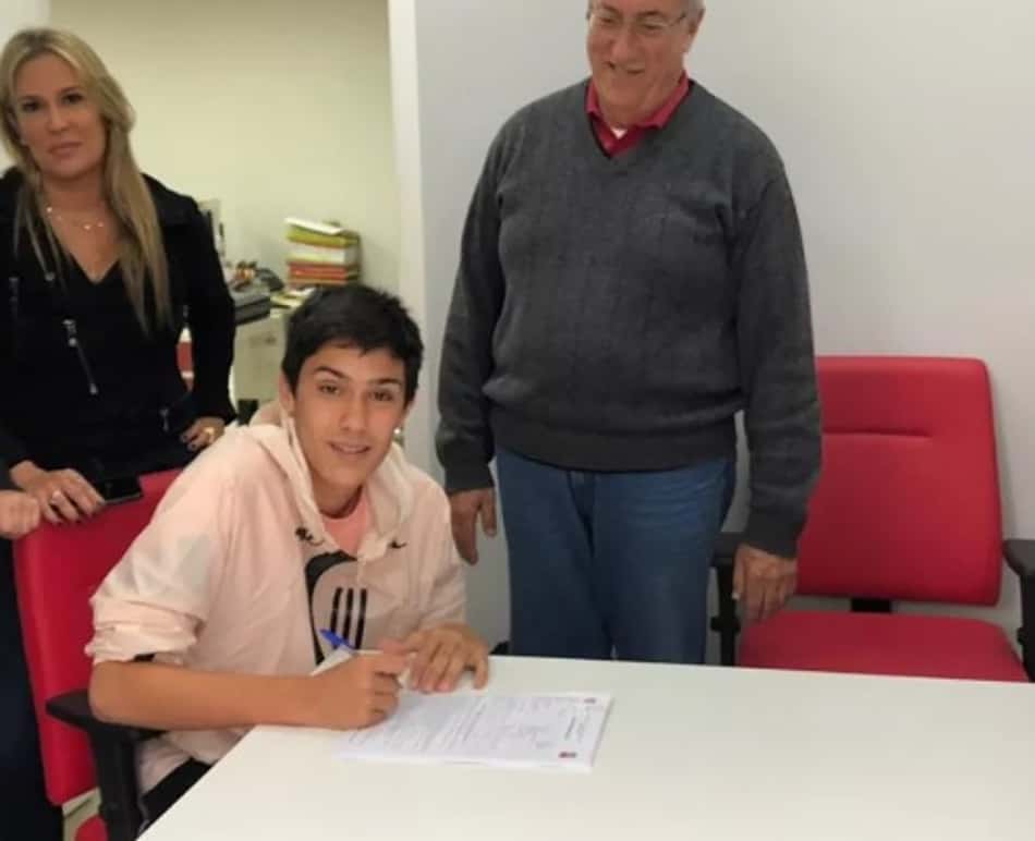 Enzo, filho de Fernandão, assina primeiro contrato profissional com o Inter
