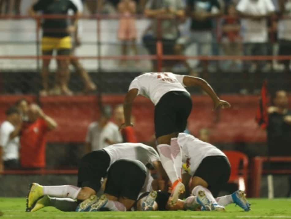Bragantino sai atrás, empata no minuto final e segura Atlético-GO