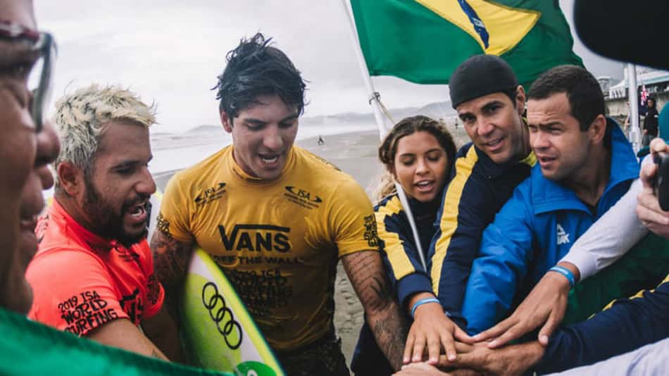 Trio brasileiro avança nos Jogos Mundiais de surfe do Japão