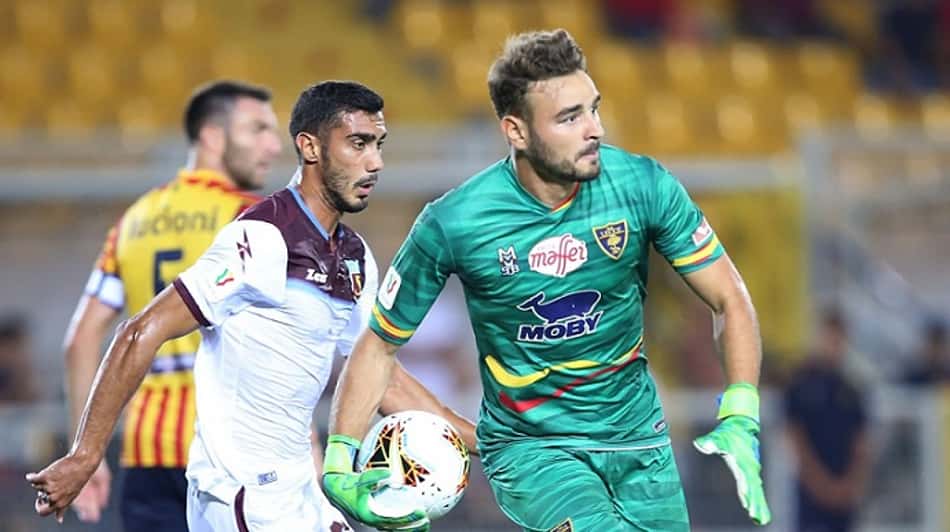Sem treinos, goleiro brasileiro do Lecce descreve cenário na Itália: 'Evitando ao máximo sair'