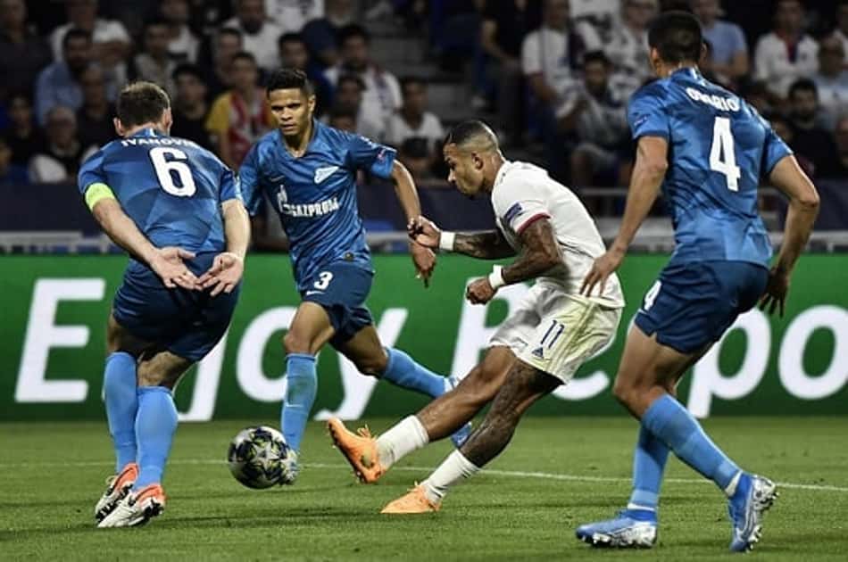 Memphis Depay volta a treinar com bola e deve retornar para a Eurocopa