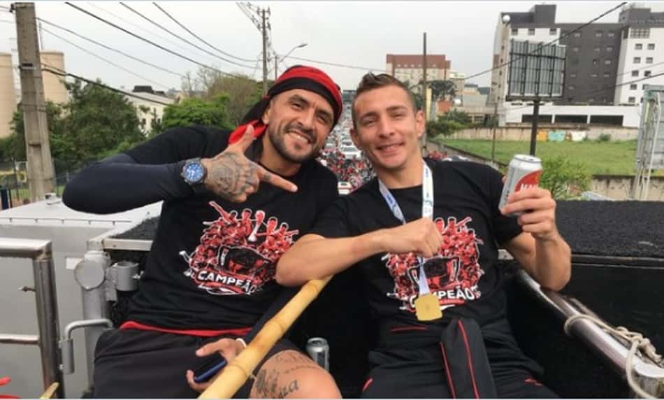 Elenco do Athletico-PR desembarca em Curitiba e faz festa no trio elétrico