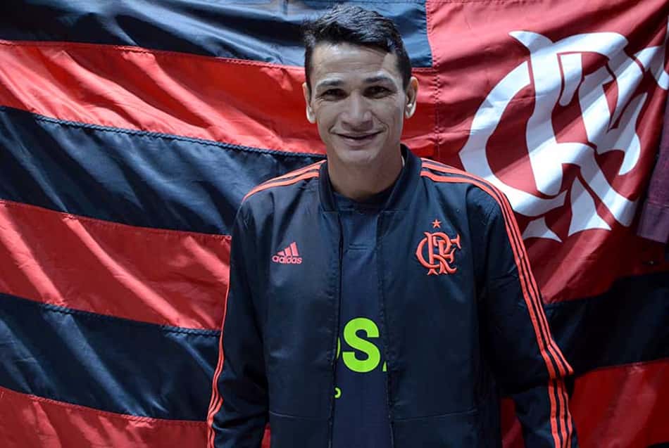 Ex-zagueiro do Flamengo sofre acidente de carro