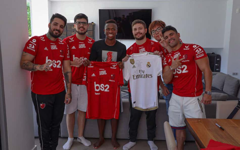 Às vésperas do Mundial, time do LoL do Flamengo se encontra com Vini Jr.