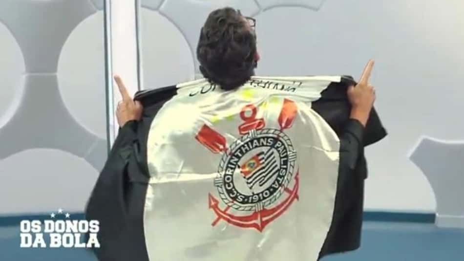 Neto usa bandeira e avisa: 'Ninguém pode menosprezar o Corinthians'