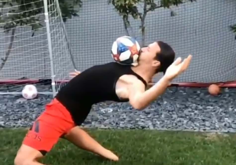 Zlatan Ibrahimovic dá show em desafio na internet