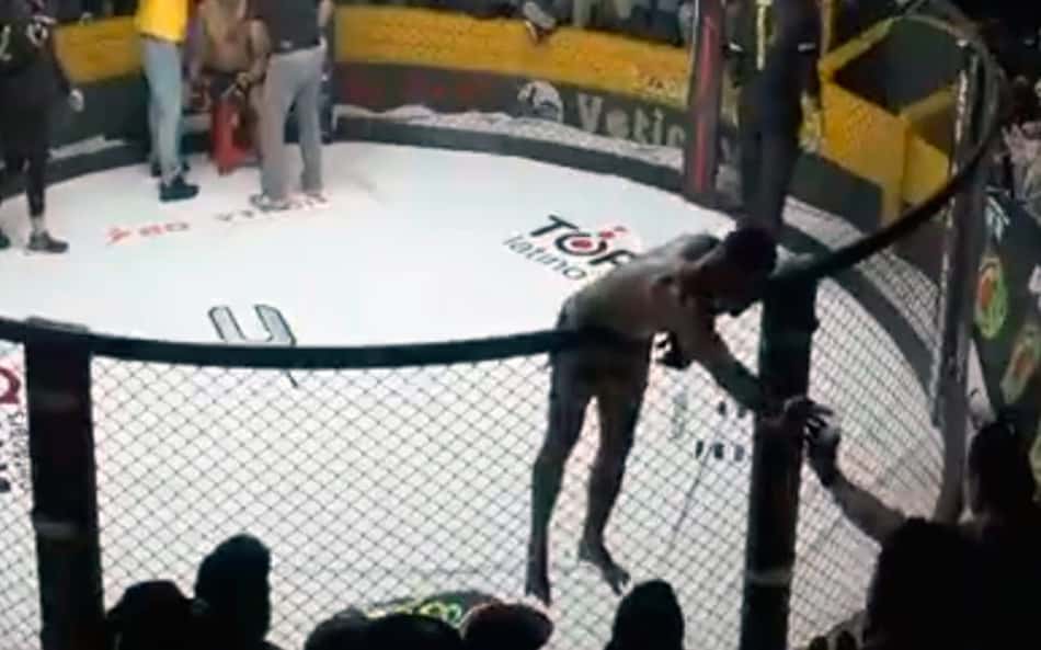 Lutador brasileiro de MMA bebe cerveja de fã durante luta