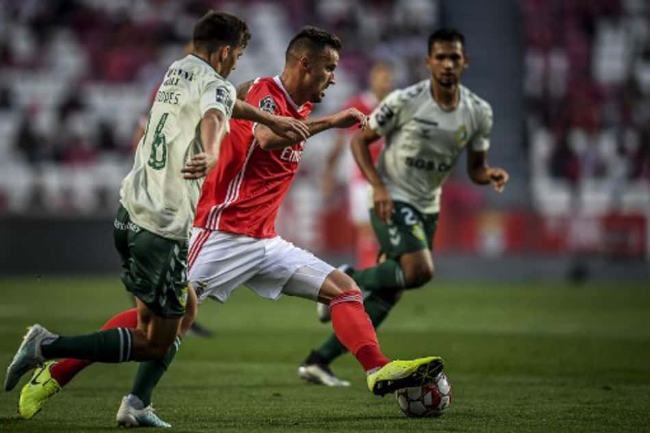 Brasileiro sai do banco e decide jogo para o Benfica no Português