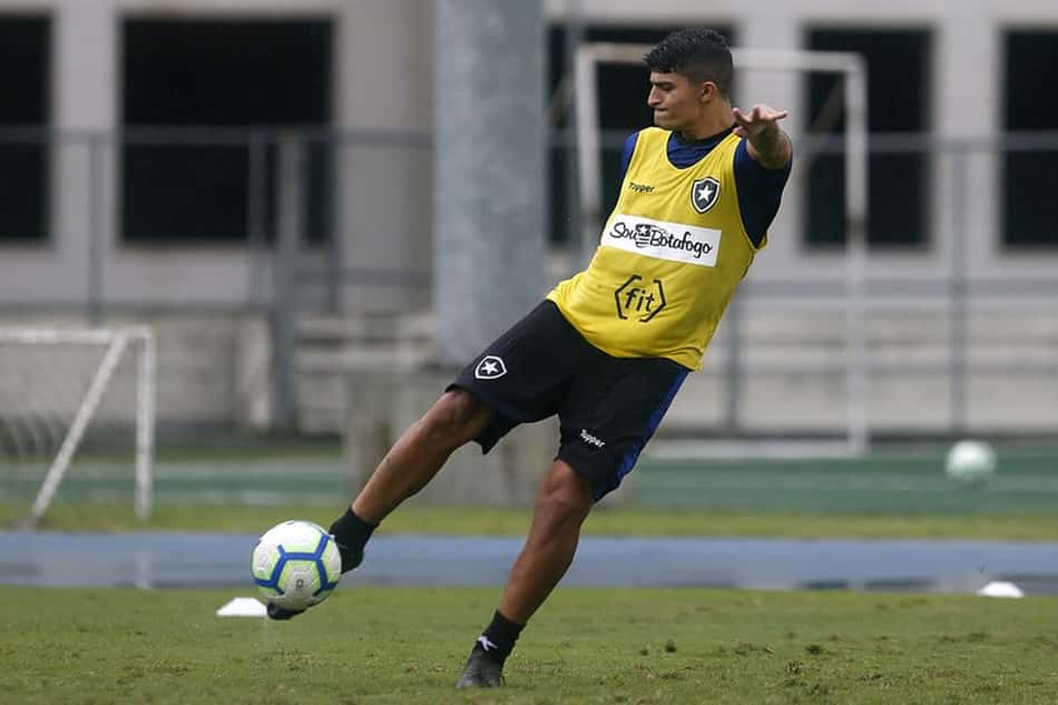 Botafogo negocia Lucas Pimenta com equipe dos Emirados Árabes