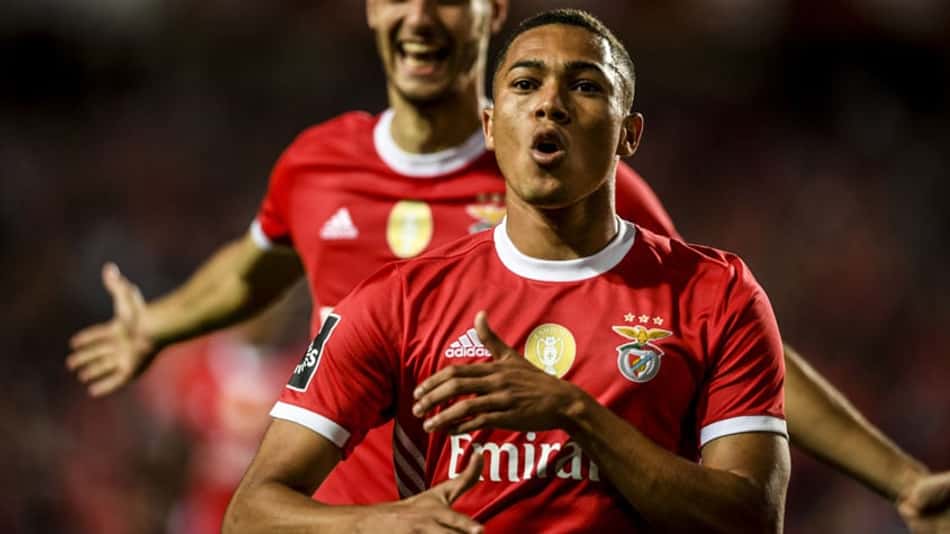 Em grande fase no Benfica, Carlos Vinícius tem mais gols na temporada do que os atacantes da Seleção